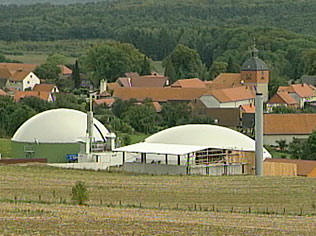 Ansicht auf die Bioenergieanlage von unserem Wanderweg