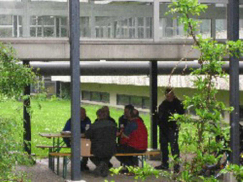 Abschlussgrillen am Institut (bei Regen)